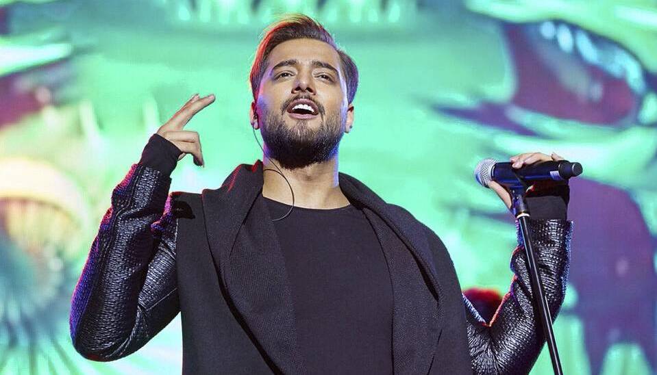 ابراز همدردی خواننده گروه ماکان‌بند وسط کنسرت با مردم آبادان