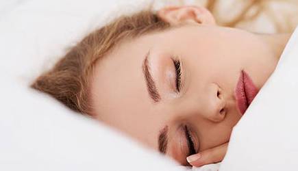 خوابیدن با آرایش چه بلایی سر پوستتون میاره؟