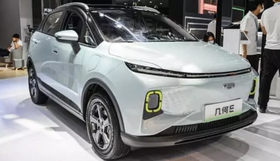 جیلی ژئومتری E، کراس‌اوور برقی جدیدی با قیمت ۱۳ هزار دلار