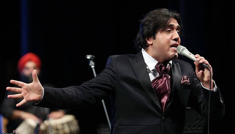 اجرای زنده آهنگ «قاب عکس» با صدای مانی رهنما