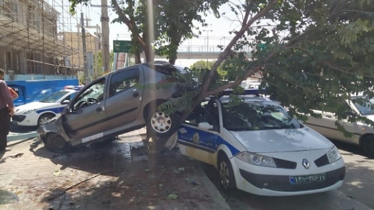 تصادف عجیب پژو 206 با خودروی پلیس و ماجرای تکراری ایربگ! تصادف عجیب پژو 206 با خودروی پلیس و ماجرای تکراری ایربگ!