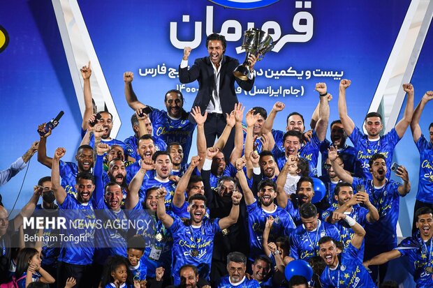 حضور مجیدی در امارات و سکوت باشگاه استقلال