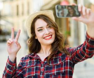 نبایدهای مهم آرایش صورت هنگام عکس گرفتن