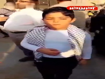 لحظاتی زیبا از پسر ناشنوایی که برای مادرش سرود سلام فرمانده را می‌خواند