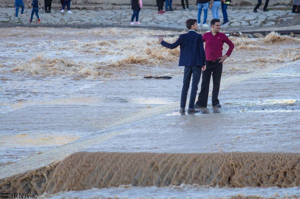 لحظات پر التهاب نجات یک خانواده از غرق شدن در پل خواجو لحظات پر التهاب نجات یک خانواده از غرق شدن در پل خواجو