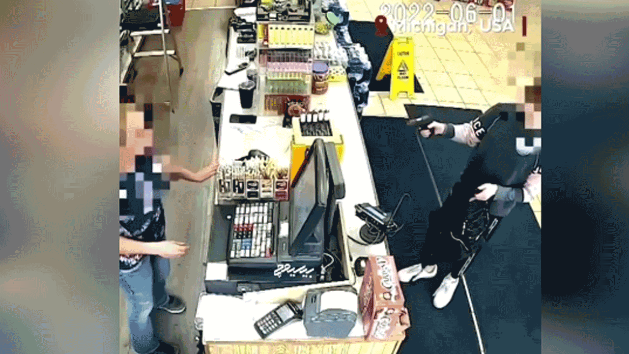 سرقت مسلحانه نوجوان آمریکایی از فروشگاه!