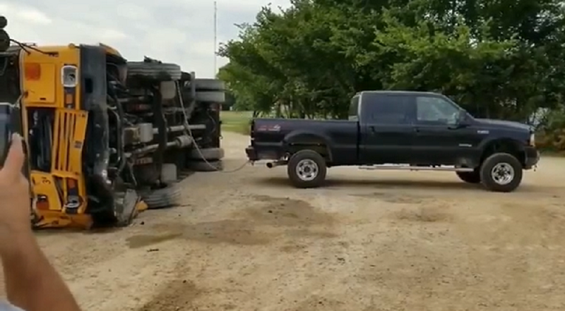 قدرت‌نمایی فورد سری F در امداد به اتوبوس واژگون شده