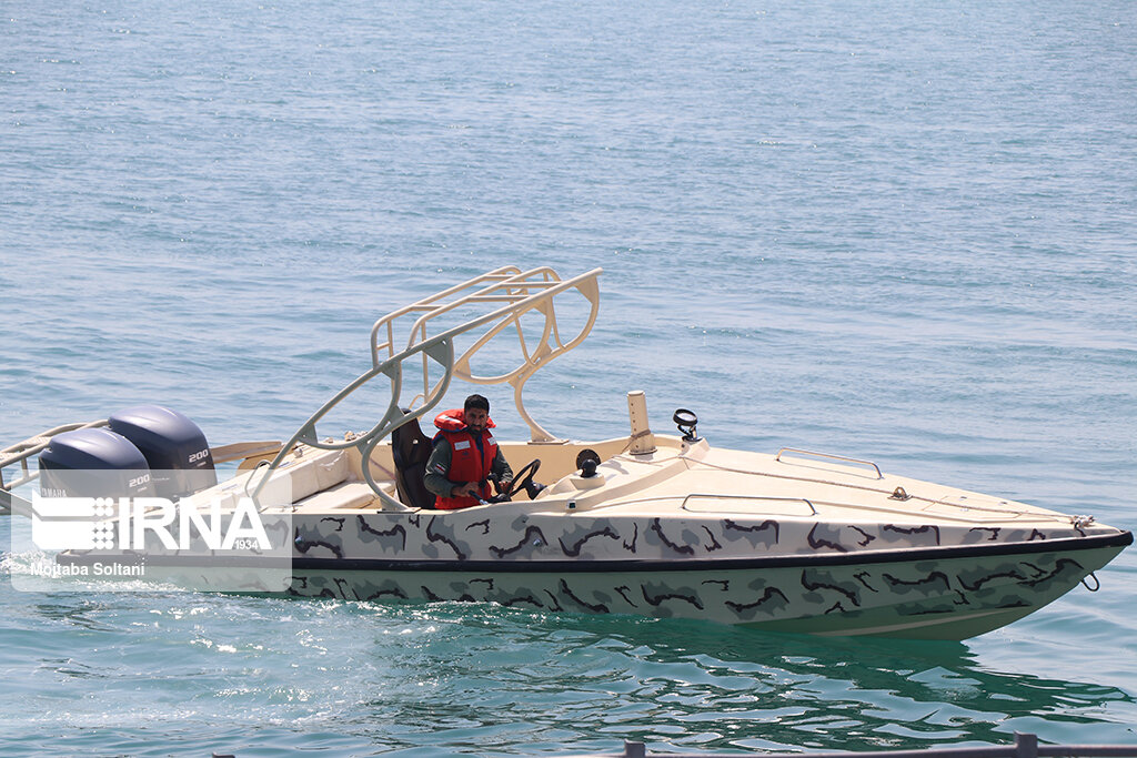 دستگیری پنج متهم شناور حامل گازوئیل قاچاق در آب‌های قشم