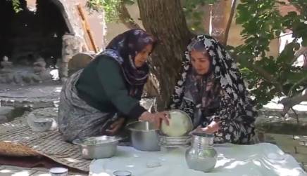 طبخ نان سنتی «کماج گوشت» به روش مامان بزرگ روستایی