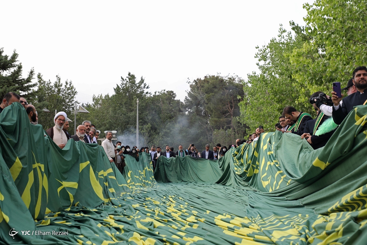 عکس/ اهتزاز بزرگترین پرچم سبز حرم رضوی در تهران 