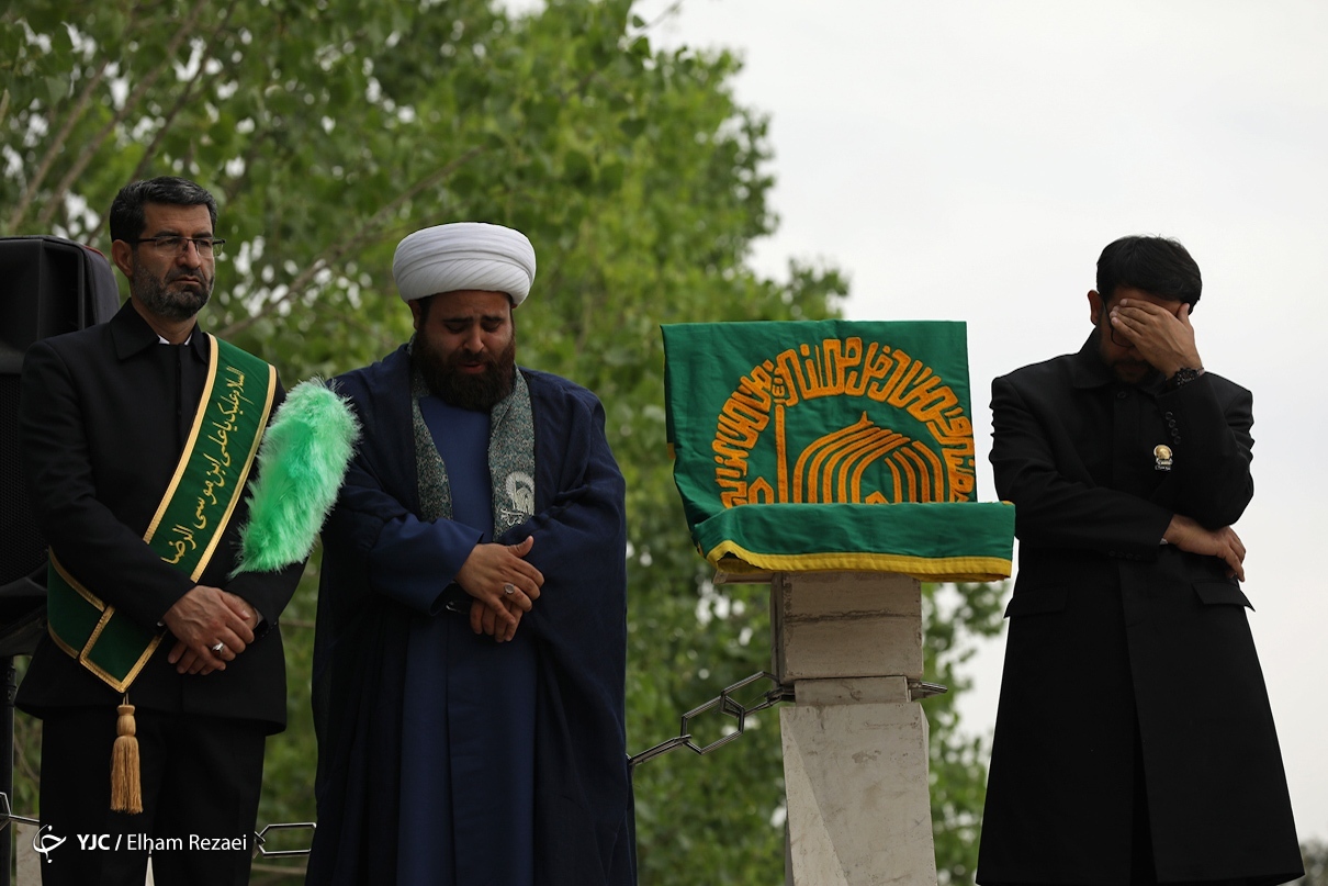 عکس/ اهتزاز بزرگترین پرچم سبز حرم رضوی در تهران 