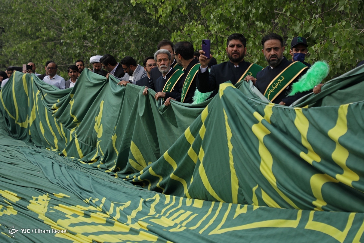 عکس/ اهتزاز بزرگترین پرچم سبز حرم رضوی در تهران 