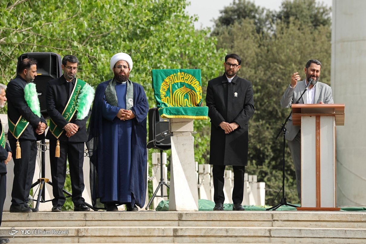 عکس/ اهتزاز بزرگترین پرچم سبز حرم رضوی در تهران 