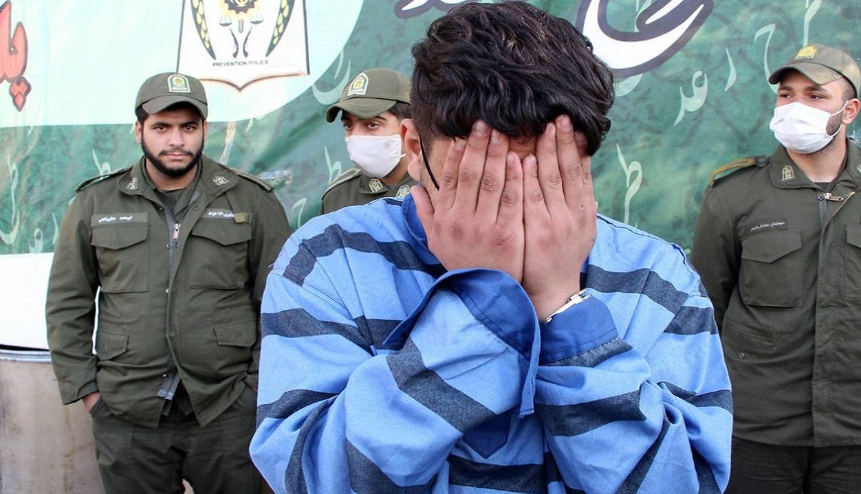 دستگیری موبایل قاپی که با اسلحه قلابی سرقت می کرد دستگیری موبایل قاپی که با اسلحه قلابی سرقت می کرد