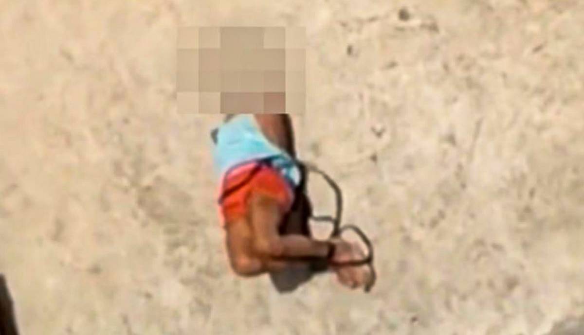 تنبیه دختر 5 ساله هندی روی پشت‌بام سوزان توسط مادر بی‌رحم