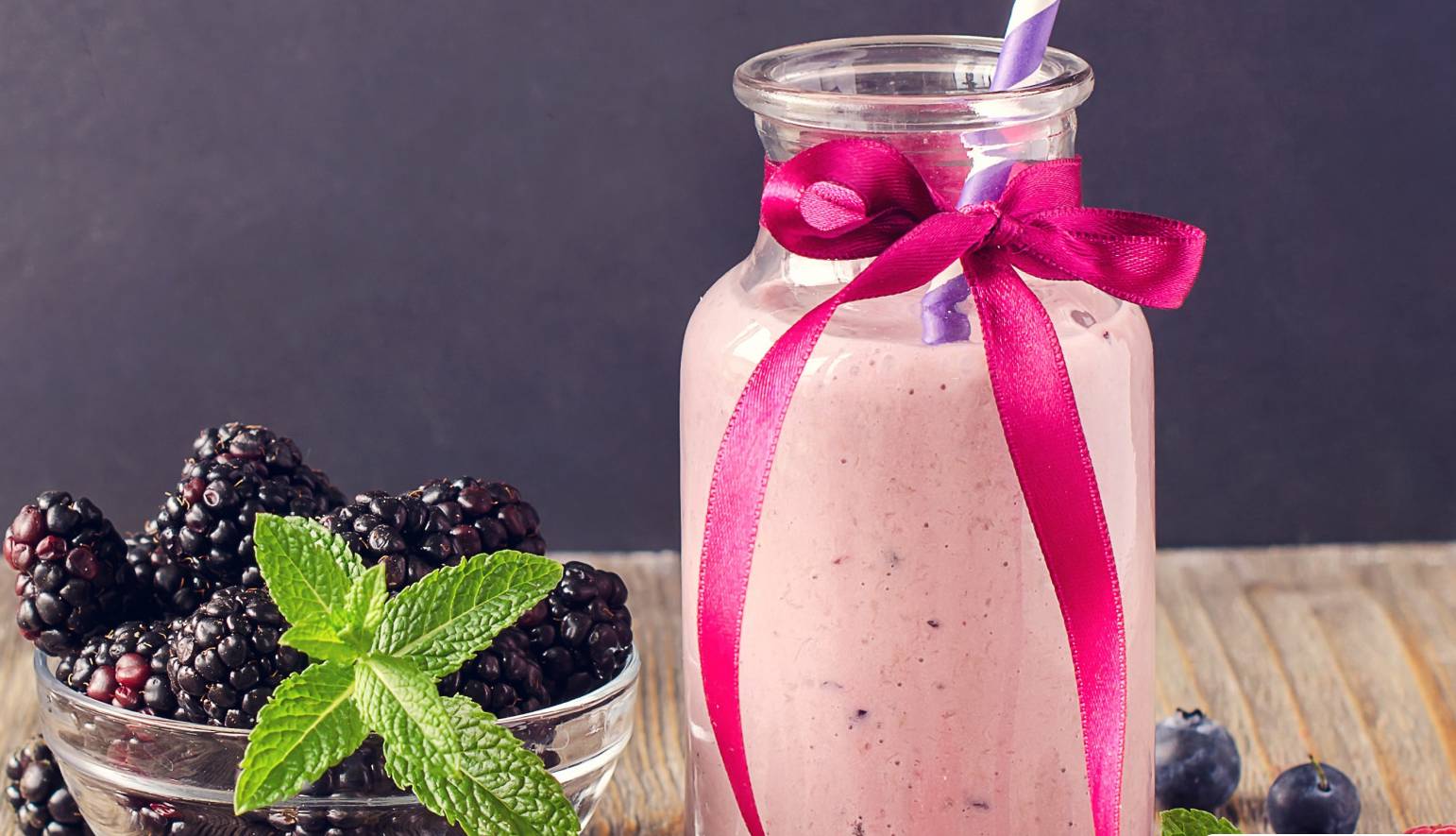 دستور تهیه «اسموتی شاه توت» برای روزهای گرم