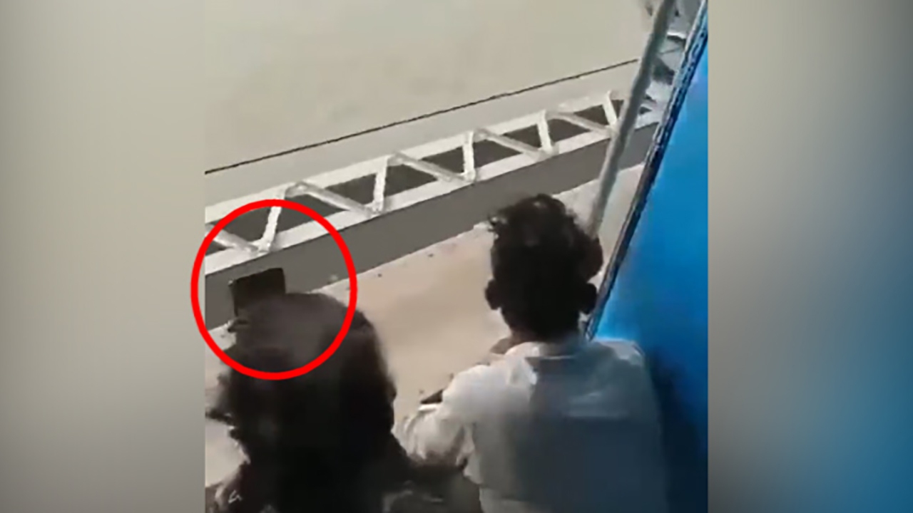 دزدیدن موبایل یک مسافر در قطار