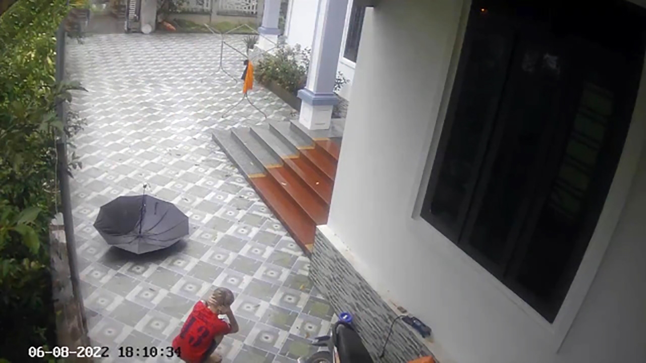 برخورد صاعقه در نزدیکی یک جوان