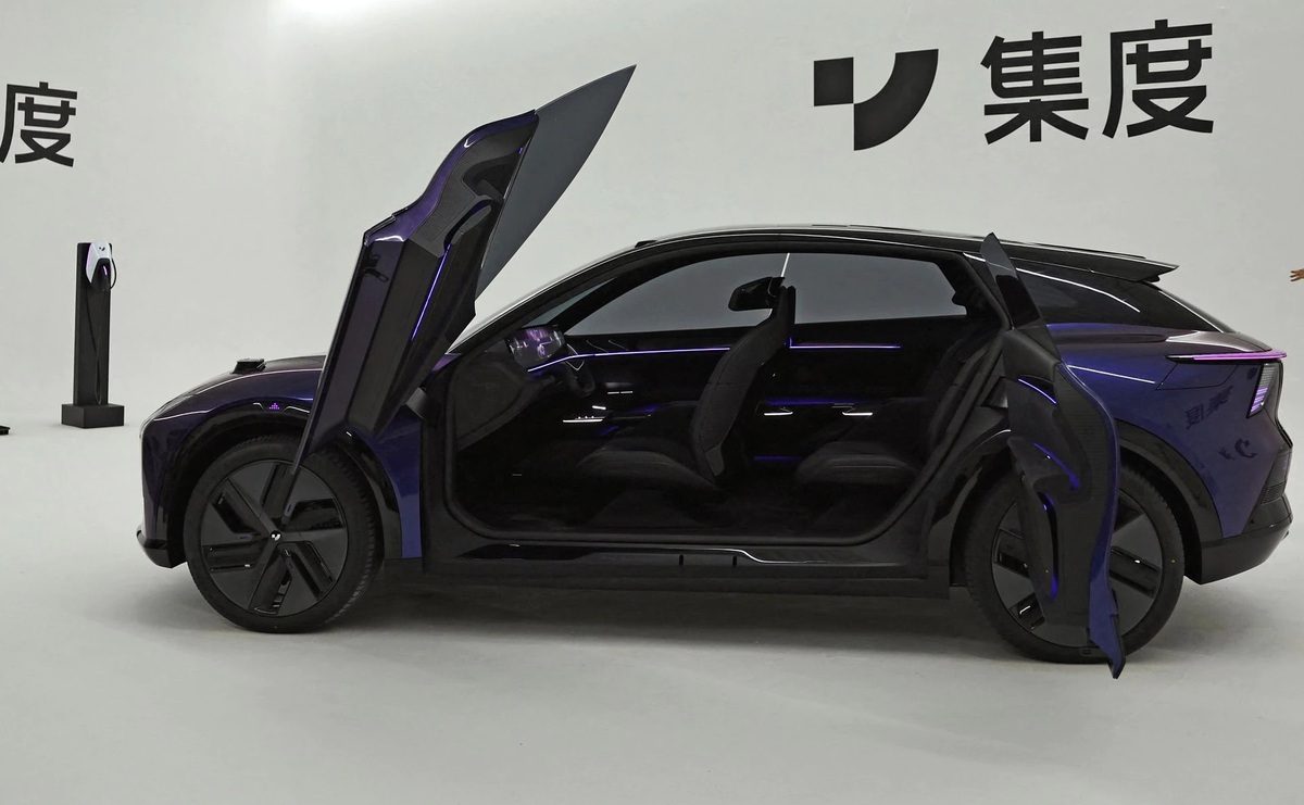 رونمایی شرکت بایدو از اولین خودروی برقی رباتیک