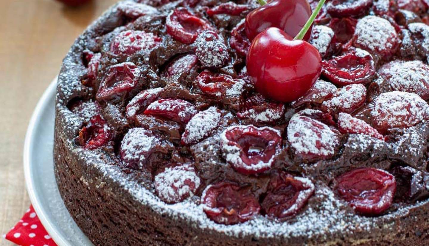 عصرانه/ دستور پخت کیک آلبالو شکلاتی