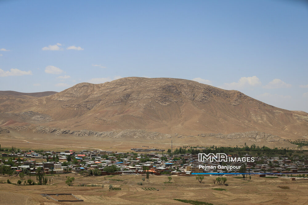 برداشت گل‌محمدی در روستای آذران کاشان