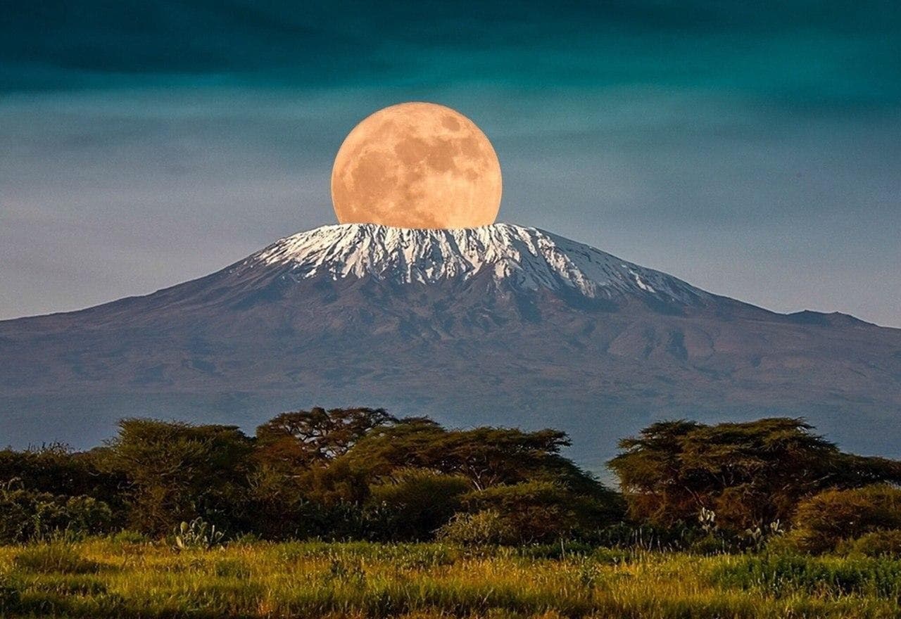 ماه کامل بر فراز کوه کلیمانجارو