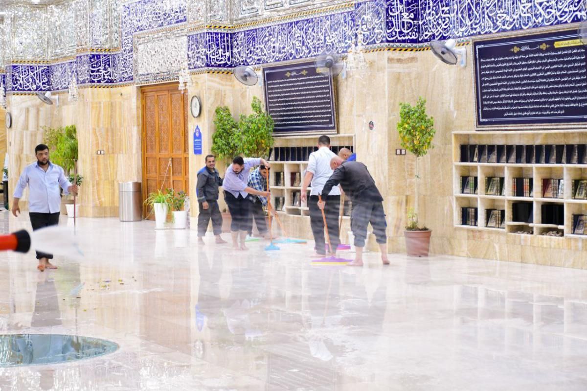 غبار روبی و فرش کردن مقام صاحب الزمان (عج) در کربلای معلی