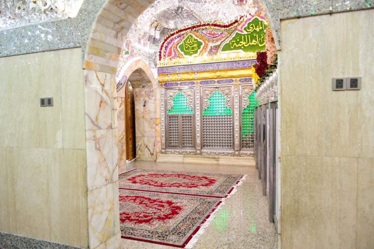 غبار روبی و فرش کردن مقام صاحب الزمان (عج) در کربلای معلی