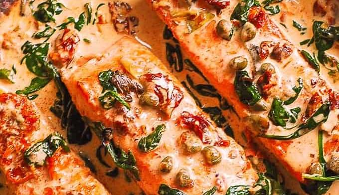 روشی حرفه ای پخت «ماهی مخصوص» در سس پنیر و اسفناج