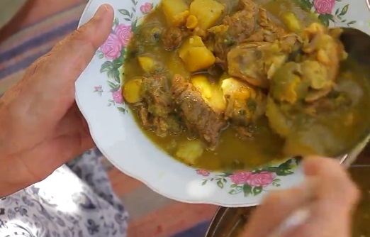 طبخ «خورش اولچک» با لحجه شیرین مامان بزرگ های یزدی