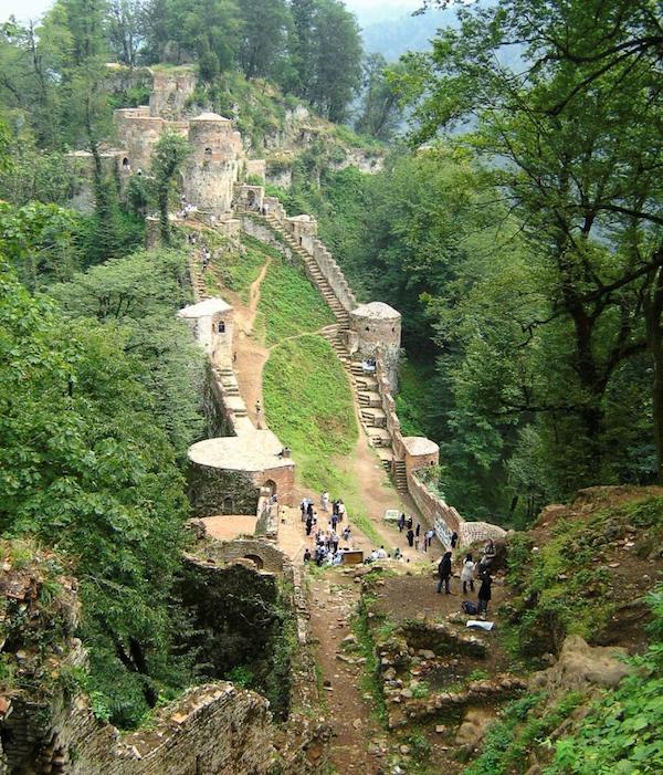 گشت‌وگذاری در قلعه تاریخی رودخان