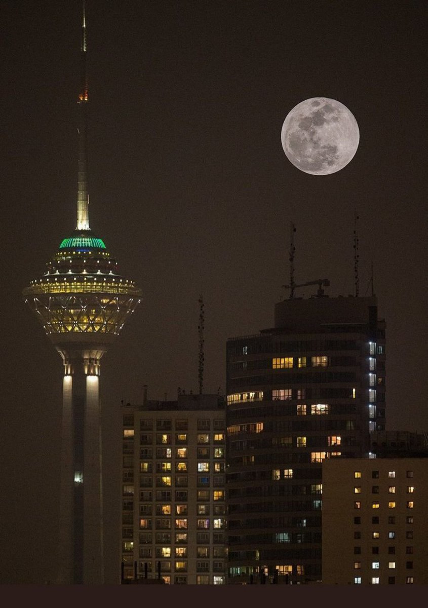 نمایی زیبا از برج میلاد و ماه 