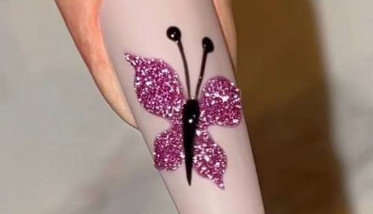 طراحی ناخن به شکل شاپرک درخشان