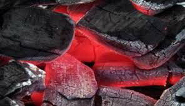 سوختگی شدید ۱۳ جوان به خاطر راه رفتن روی زغال داغ!