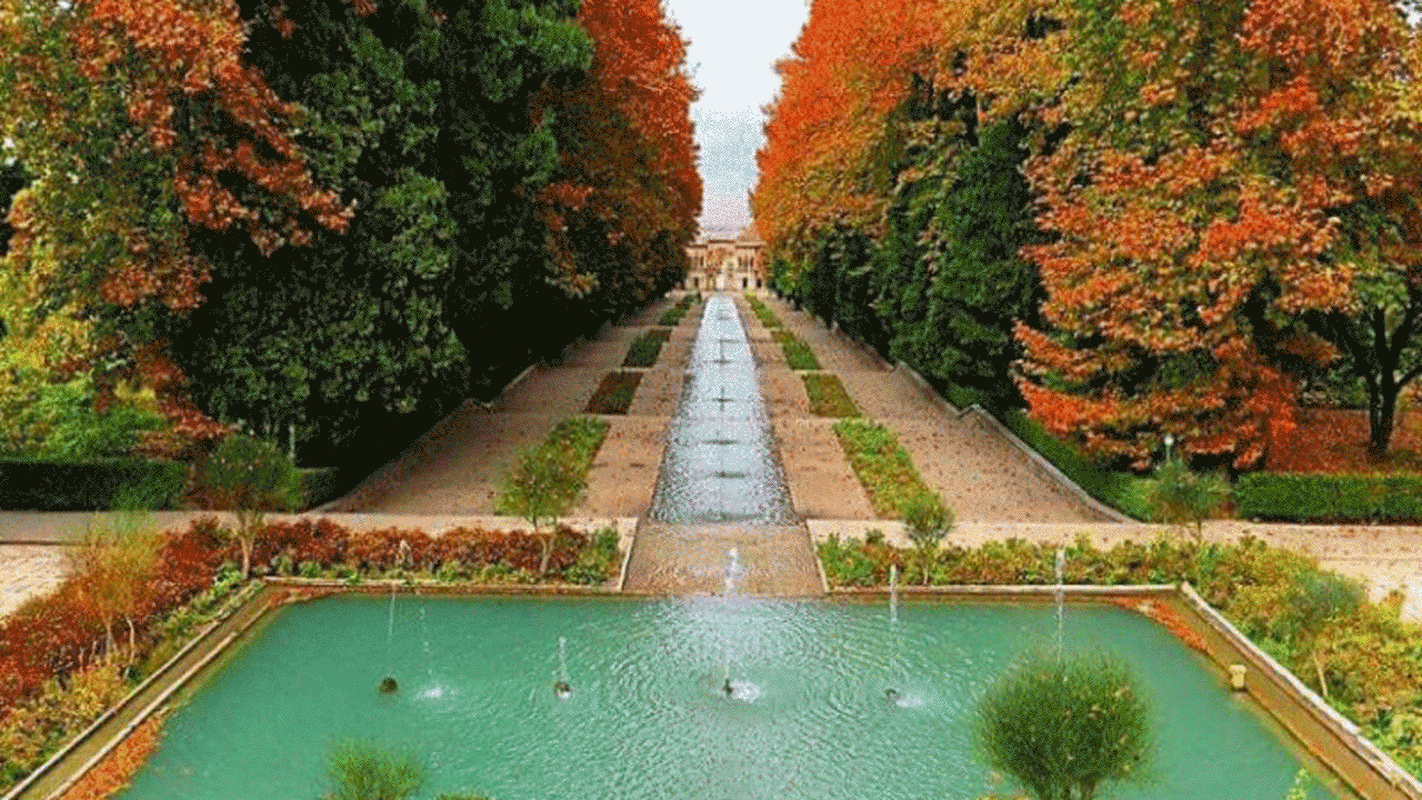 تغییر فصول در باغ شازده‌ ماهان در طول یک سال