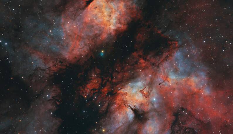 تصویر روز ناسا: رنگ‌های مکمل کیهانی در سحابی گاما دجاجه