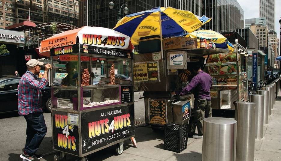 مشهورترین غذاهای خیابانی جهان از پوتین تا سوسیس بندری