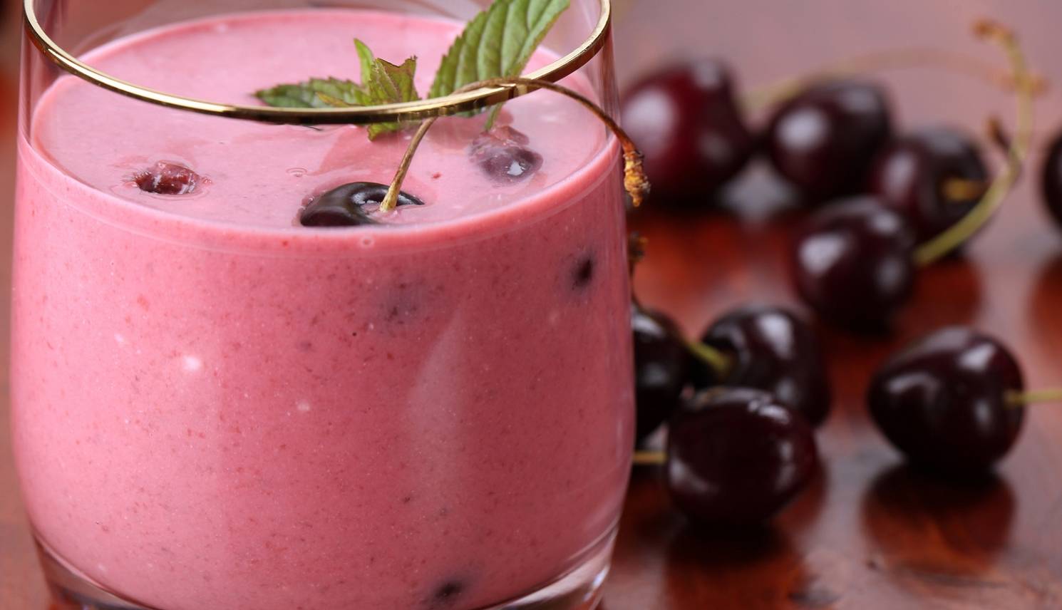 نوشیدنی ها/ دستور تهیه «اسموتی گیلاس» دلچسب