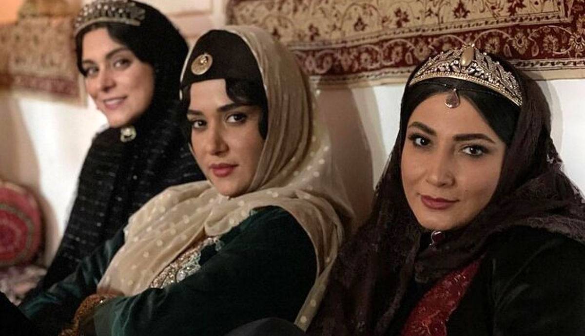 سلفی خواتین در اتاق گریم