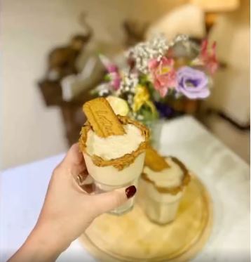 شیک لوتوس خوشمزه خنک تابستونی