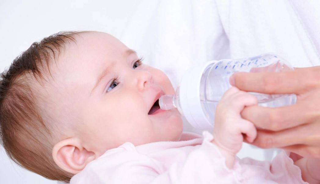 هشدار به والدین: آب دادن به نوزاد شیرخوار ممنوع؛ حتی در اوج گرما!