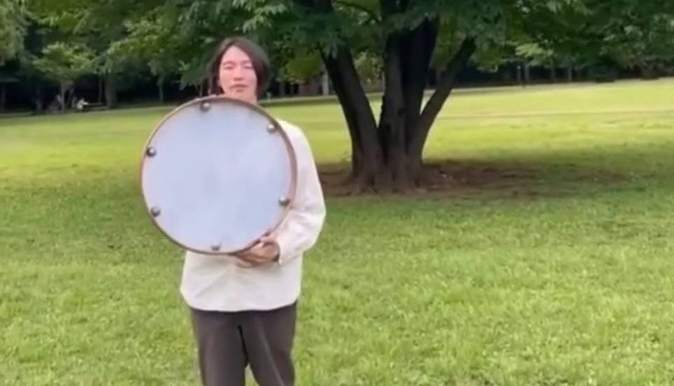 دف نوازی هنرمند ژاپنی با دف ساختار جدید