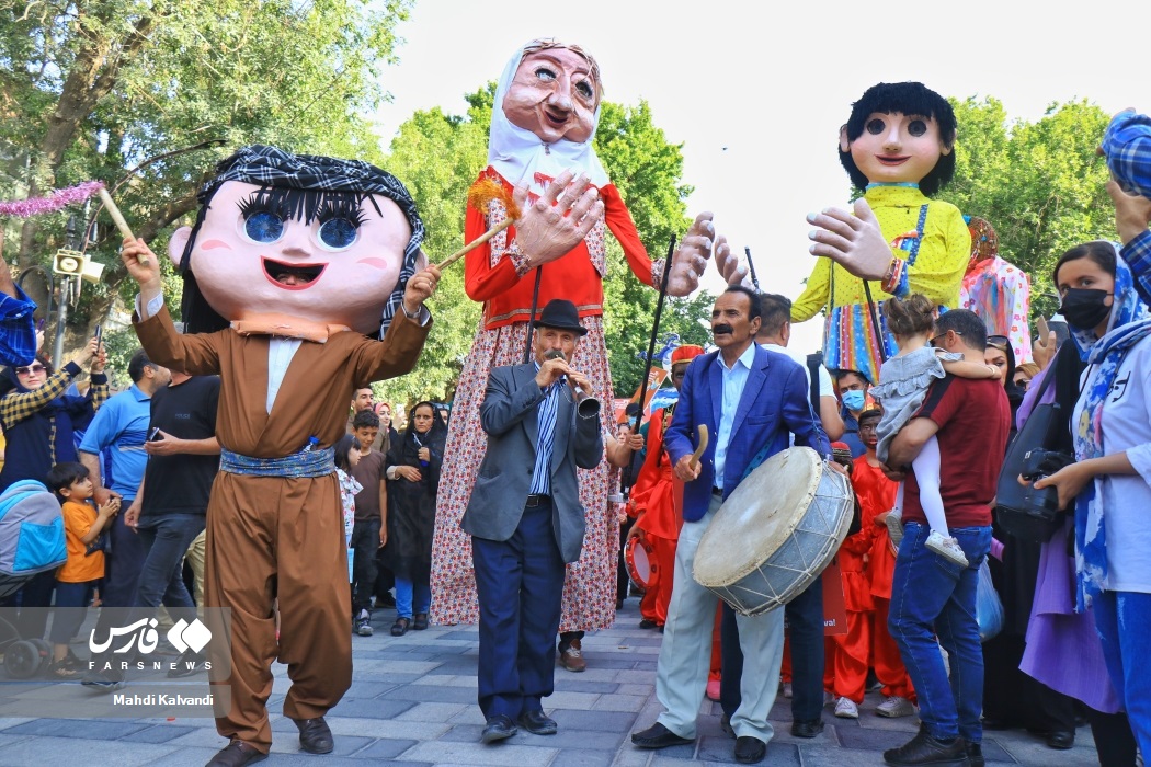 عروسک های غول پیکر در افتتاحیه جشنواره بین‌المللی تئاتر کودک