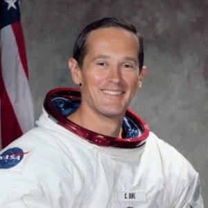 تلاش برای برداشتن چکش از روی سطح ماه