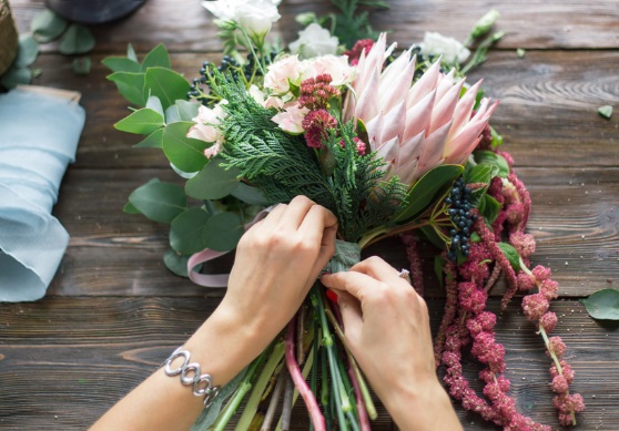 به روش گل فروش ها دسته گل درست کنید