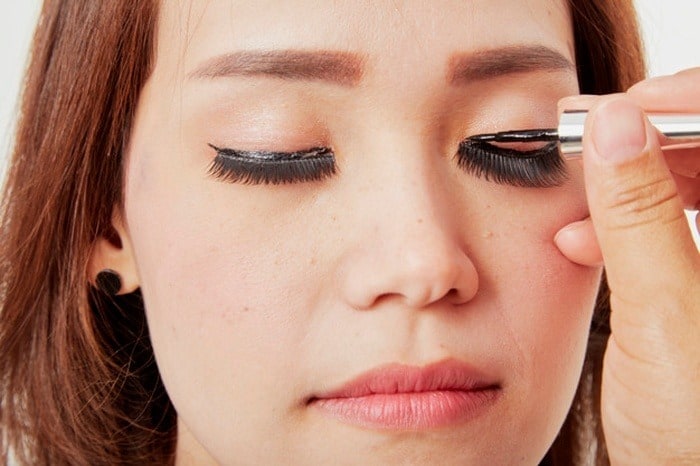 روش پاک کردن چسب مژه برای استفاده مجدد آن