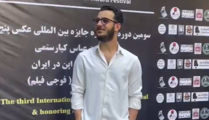 علی شادمان با ظاهری متفاوت در باغ موزه فردوس تجریش