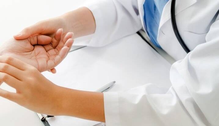 وقتی دست های شما نشانه های بیماری کبد دارند