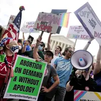 اعتراض مخالفان و شادی موافقان مقابل دیوان عالی آمریکا در پی لغو قانون سقط جنین