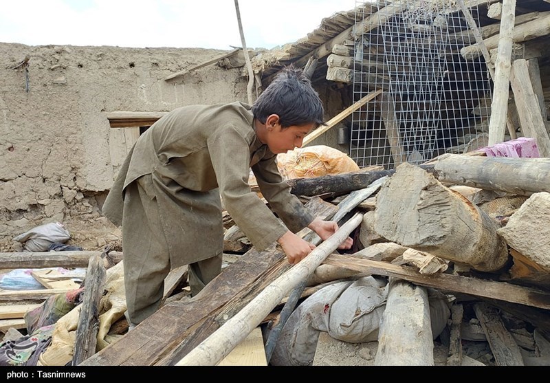تصویری دردناک از جستجوی کودک افغان در میان آوار زلزله 6 ریشتری